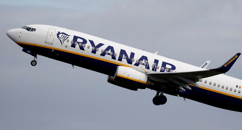 &copy; Reuters. Imagen de archivo de un avión de Ryanair despegando del aeropuerto de Manchester, Reino Unido. 21 junio 2020. REUTERS/Phil Noble