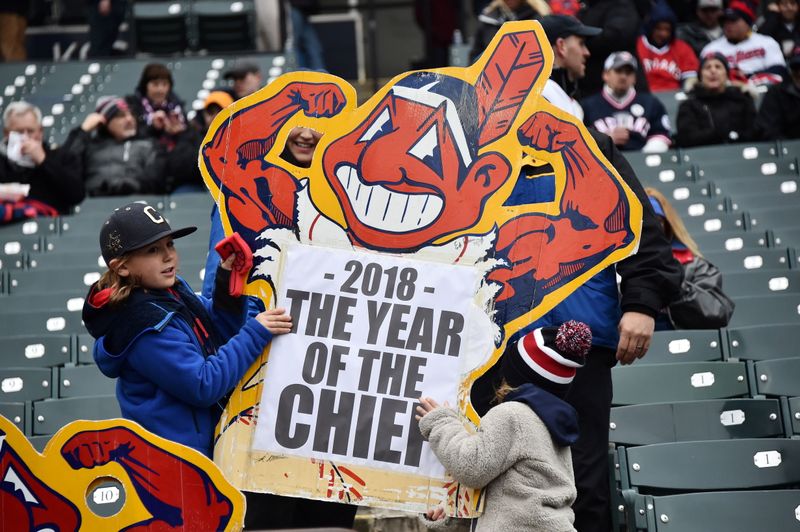 &copy; Reuters. FOTO DE ARCHIVO: 6 de abril de 2018; Cleveland, Estados Unidos; Aficionados sostienen un cartel que hace referencia a la mascota de los Indios de Cleveland, el Jefe Wahoo, justo antes del partido entre los Indios de Cleveland y los Reales de Kansas City e