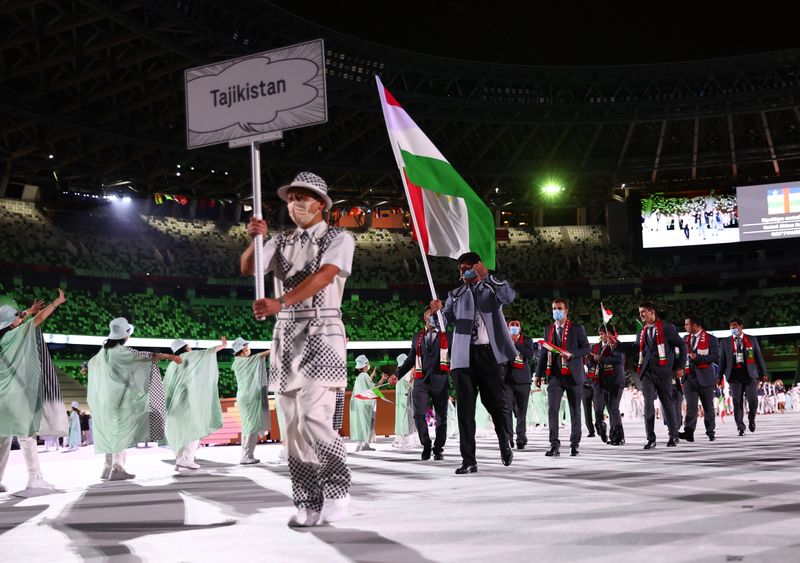 &copy; Reuters. Temur Rakhimov, do Tajiquistão, carrega bandeira do país na cerimônia de aberta dos Jogos do Tóquio
23/07/2021
REUTERS/Kai Pfaffenbach