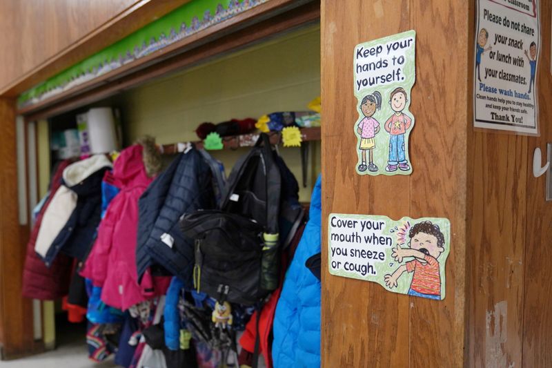 &copy; Reuters. FOTO DE ARCHIVO: Carteles colgados para recordar a los niños las precauciones para prevenir el COVID-19) en un aula de clases en Boston, Massachusetts, EEUU, 28 de enero del 2021.  REUTERS/Allison Dinner/File Photo