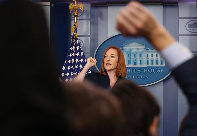 &copy; Reuters. المتحدثة باسم البيت الأبيض جين ساكي تتحدث في واشنطن يوم الجمعة. تصوير: ايفيلين هوكستاين - رويترز. 