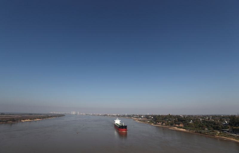 © Reuters. Trecho do rio Paraná em Rosario, Argentina 
08/07/2021
REUTERS/Agustin Marcarian