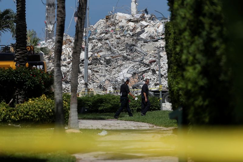 &copy; Reuters. Foto del jueves de las tareas de búsqueda de cuerpos en el edificio Champlain Towers South de Surfside en Miami, Florida
Jul 8, 2021. REUTERS/Shannon Stapleton