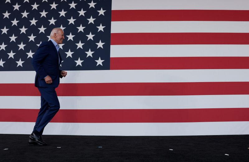 © Reuters. U.S. President Joe Biden participates in a campaign event for Virginia gubernatorial candidate Terry McAuliffe at Lubber Run Park in Arlington, Virginia, U.S., July 23, 2021. REUTERS/Evelyn Hockstein