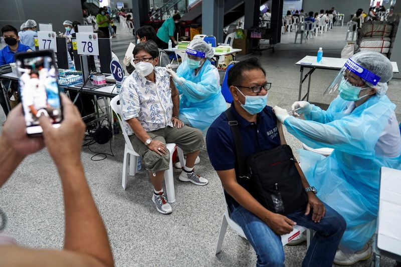 &copy; Reuters. FILE PHOTO: People receive the first dose of AstraZeneca COVID-19 vaccine against the coronavirus disease (COVID-19) at the Central Vaccination Center, inside the Bang Sue Grand Station, Thailand, June 21, 2021. REUTERS/Athit Perawongmetha