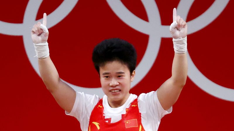 &copy; Reuters. الصينية هو تشيهوي المشاركة خلال منافسات رفع الأثقال بأولمبياد طوكيو 2020 يوم السبت. تصوير: إدجارد جاريدو - رويترز.