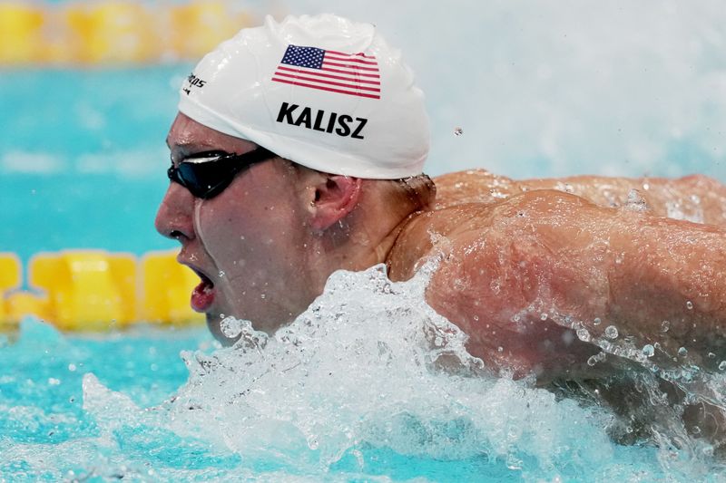 © Reuters. الأمريكي كاليش خلال مشاركته في سباق 400 متر فردي متنوع للسباحة في لأولمبياد 2020 في طوكيو. تصوير: ألكسنردا شميجيل - رويترز