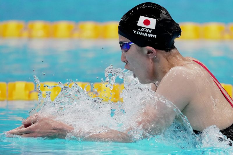 © Reuters. اليابانية يوي أوهاشي خلال مشاركتها في منافسات السباحة بأولمبياد طوكيو. تصوير: ألكسندرا شميجيل - رويترز
