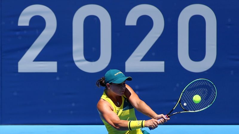 © Reuters. الأسترالية آشلي بارتي خلال مباراتها أمام الإسبانية سارة سوريبيس تورمو في أولمبياد طوكيو 2020 يوم الأحد. تصوير: إدجار سو - رويترز