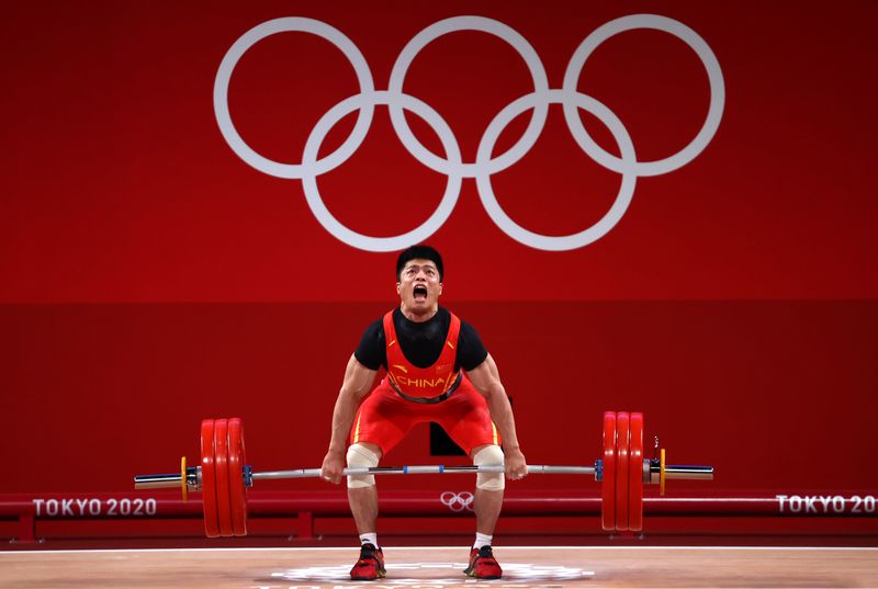 &copy; Reuters. الصيني لي فابين خلال منافسة وزن 61 كيلوجراما للرجال في رفع الأثقال بأولمبياد طوكيو 2020 يوم الأحد.  تصوير: إدجارد جاريدو - رويترز.
