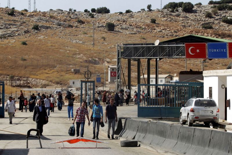 © Reuters. Deux soldats turcs ont été tués et deux autres blessés dans l'attaque de leur véhicule blindé dans le nord de la Syrie, les  forces turques ont immédiatement riposté. /Photo d'archives/REUTERS/Khalil Ashawi
