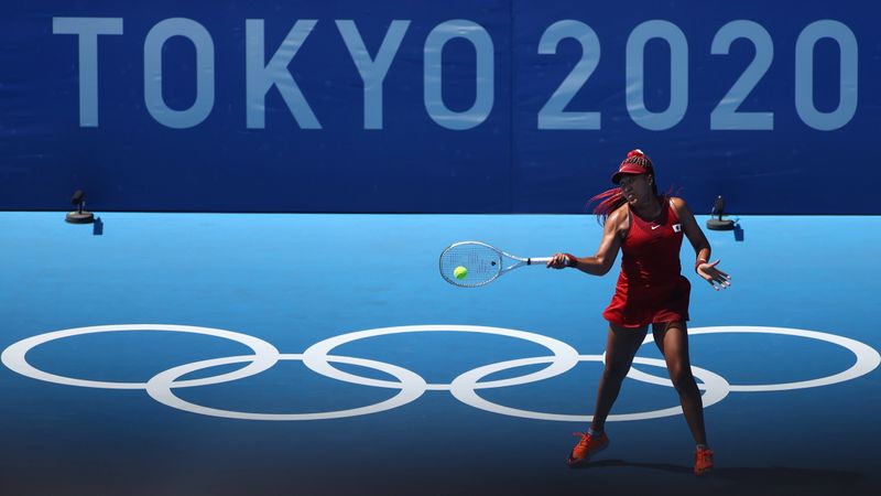 © Reuters. اليابانية نعومي أوساكا خلال مباراتها أمام تشينغ سايساي في منافسات فردي التنس للسيدات بأولمبياد طوكيو يوم الأحد. تصوير إدجار سو - رويترز. 