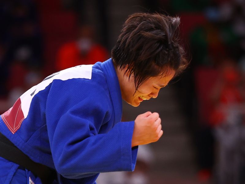 &copy; Reuters. 　７月２５日、柔道女子５２キロ級の阿部詩（あべ・うた）は、東京五輪の決勝でフランスのアマンディーヌ・ブシャールを抑え込み１本（崩れ袈裟固め）で破り、金メダルを獲得した。写