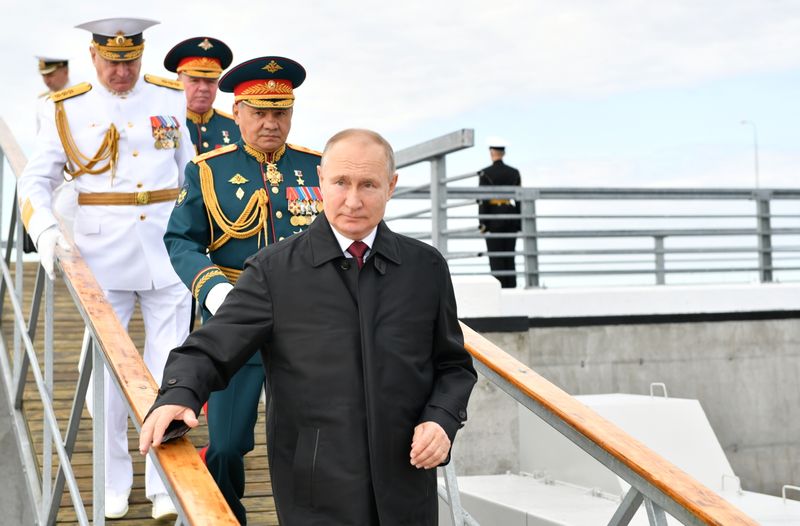 &copy; Reuters. Russia's President Vladimir Putin and Defence Minister Sergei Shoigu attend the Navy Day parade in Saint Petersburg, Russia July 25, 2021. Sputnik/Aleksey Nikolskyi/Kremlin via REUTERS