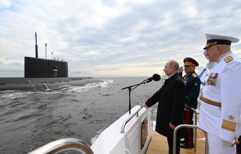 &copy; Reuters. الرئيس الروسي فلاديمير بوتين ووزير الدفاع سيرجي شويجو خلال حضورهما يوم البحرية في سان بطرسبرج يوم الأحد. صورة لرويترز من وكالة سبوتنك.