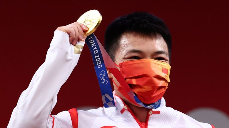 &copy; Reuters. الصيني ليجون تشين بعد فوزه بذهبية وزن 67 كيلوجراما للرجال في رفع الأثقال بأولمبياد طوكيو يوم الأحد. تصوير: إدجارد جاريدو - رويترز.

