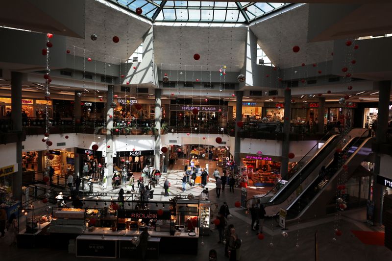 &copy; Reuters. FILE PHOTO: People walk and shop as Israel reopens swathes of its economy, continuing to lift restrictions of a national lockdown to fight the coronavirus disease (COVID-19), inside the mall in Jerusalem February 21, 2021. REUTERS/Ammar Awad/Files