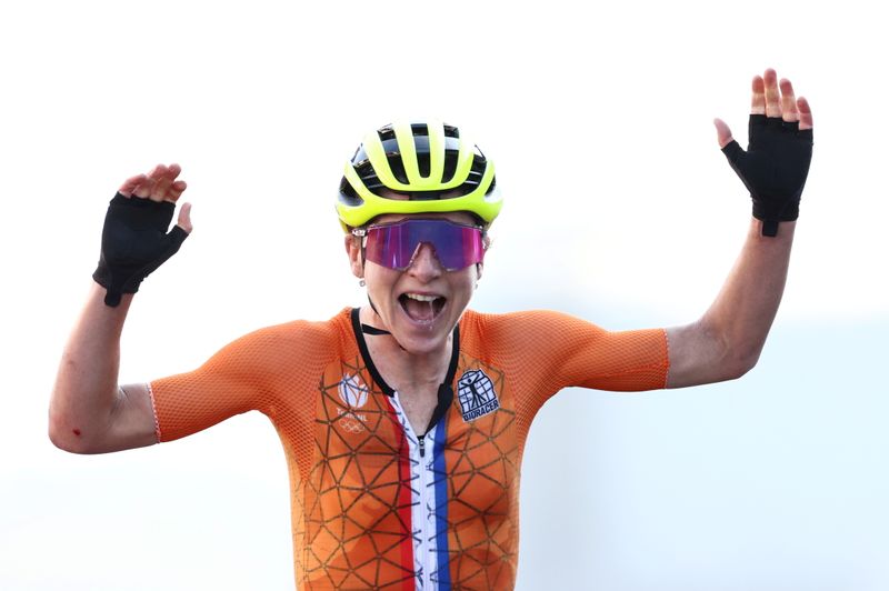 &copy; Reuters. Jul 25, 2021.  
Foto del domingo de la ciclista neerlandesa Annemiek van Vleuten celebrando el oro en la prueba de ruta de los Juegos de Tokio antes de darse cuenta de que había llegado segunda. 
 Pool via REUTERS/Christian Hartmann