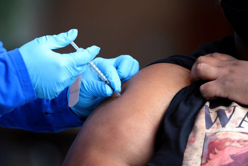 &copy; Reuters. FILE PHOTO: A student receives a dose of a coronavirus disease (COVID-19) vaccine on the campus of the University of Memphis in Memphis, Tennessee, U.S., July 22, 2021. REUTERS/Karen Pulfer Focht