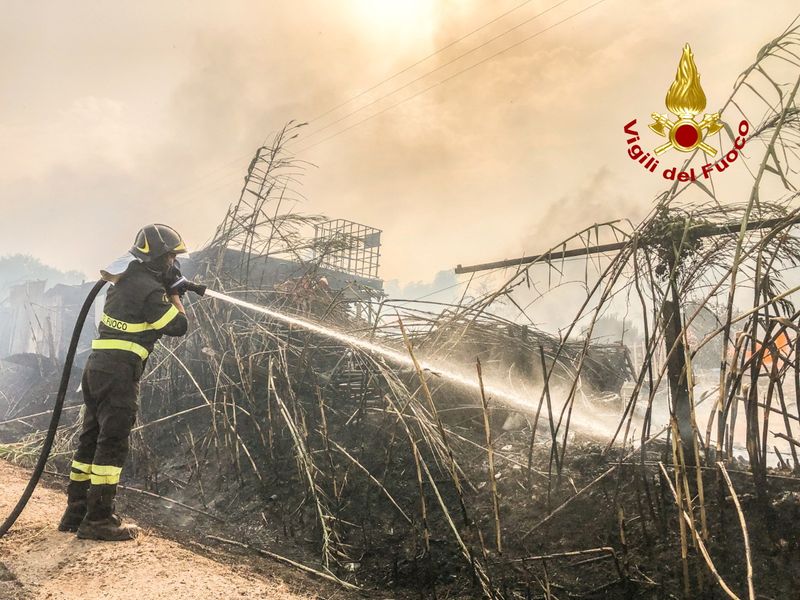 &copy; Reuters. Itália pede ajuda de países europeus para combater incêndios na Sardenha
Vigili del Fuoco/Divulgação via REUTERS