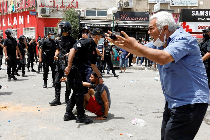 &copy; Reuters. A man reacts as police officers detain a demonstrator during an anti-government protest in Tunis, Tunisia,  July 25, 2021. REUTERS/Zoubeir Souissi