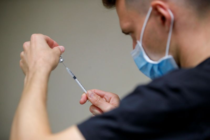 &copy; Reuters. ７月２６日、フランス議会は、人が集まるさまざまな場所で新型コロナウイルスのワクチン接種や検査での陰性を証明する「健康パス」の提示を義務付ける法案を可決した。写真はパリのワ