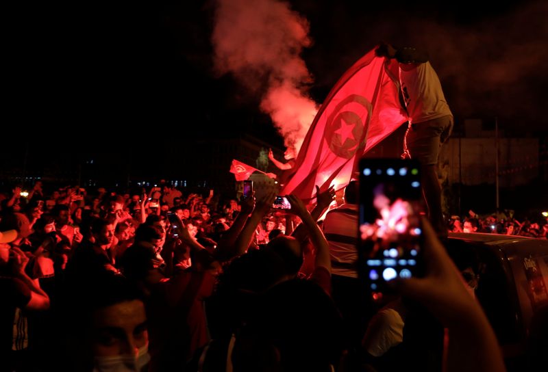 &copy; Reuters. أنصار الرئيس التونسي قيس سعيد يتجمعون في أحد الشوارع للاحتفال بإقالة الحكومة وتجميد البرلمان في مدينة تونس يوم الأحد. تصوير: زبير السويسي - 