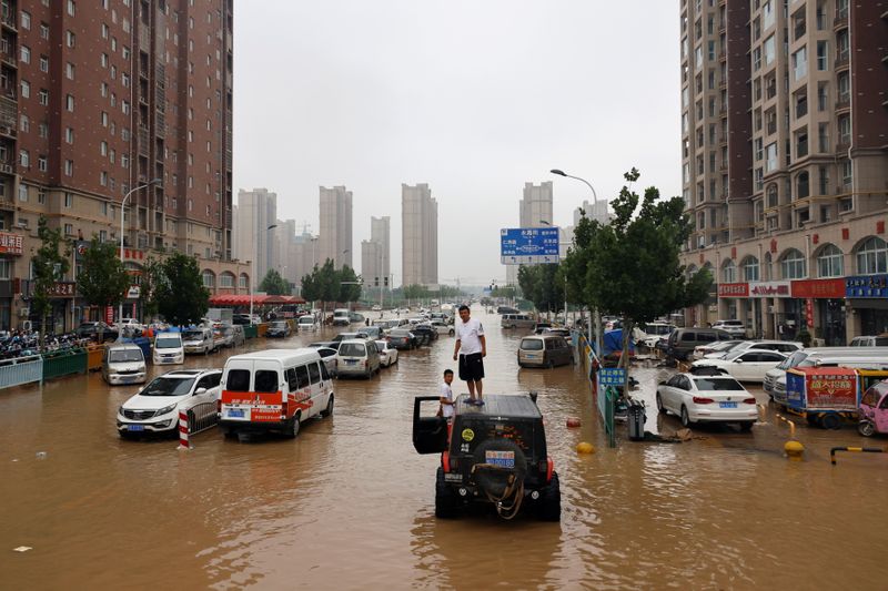 &copy; Reuters. 　７月２３日、新型コロナウイルスの感染再拡大、中国とドイツの大洪水に、南アフリカの港湾に対するサイバー攻撃――。写真は洪水被害を受けた鄭州市。２３日撮影（２０２１年　ロイ