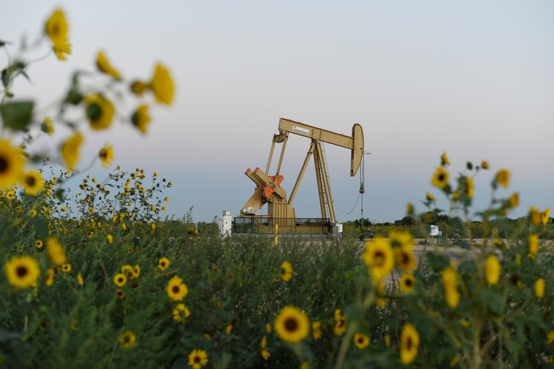 &copy; Reuters. A pump jack operates at a well site leased by Devon Energy Production Company near Guthrie, Oklahoma September 15, 2015.    REUTERS/Nick Oxford