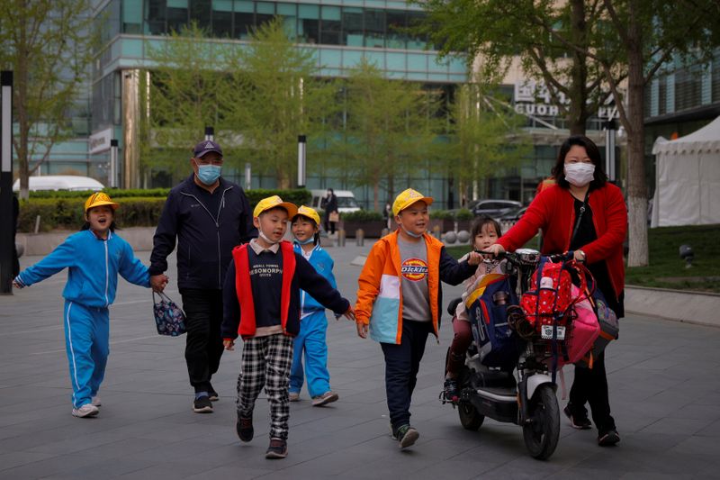 &copy; Reuters. FILE PHOTO: People pick up children from a school in Beijing, China, April 6, 2021. REUTERS/Thomas Peter