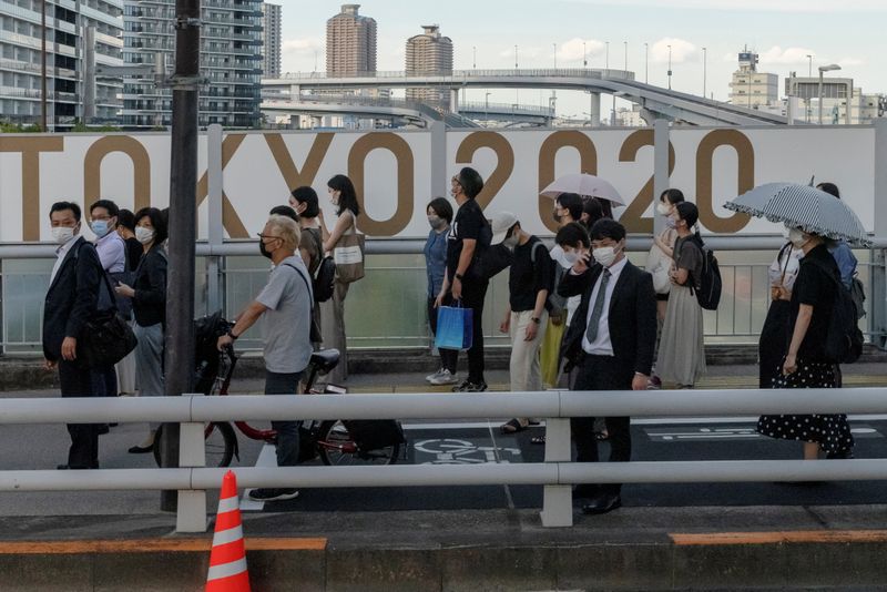 &copy; Reuters. 　    東京都は２６日、新たに１４２９人の新型コロナウイルス感染が確認されたと発表した。写真は都内で２１日撮影（２０２１年　ロイター／Thomas Peter）