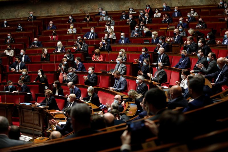 &copy; Reuters. Members of parliament applaud during the speech of French Prime Minister Jean Castex (not seen) to present measures to tackle the coronavirus disease (COVID-19) pandemic in the country, followed by a debate and a vote, at the National Assembly in Paris, F