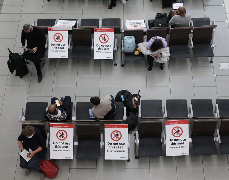 &copy; Reuters. L'aéroport londonien d'Heathrow a exhorté lundi le gouvernement britannique à assouplir les autorisations de déplacement des passagers vaccinés contre le COVID-19, après avoir subi des pertes cumulées de 4 milliards de dollars (3,39 milliards d'eur