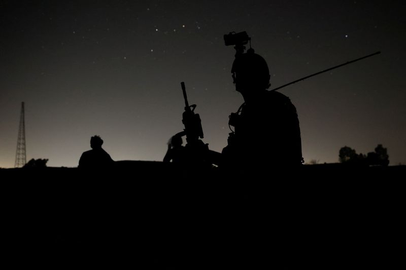 &copy; Reuters. FOTO DE ARCHIVO: Miembros de las fuerzas especiales afganas vigilan mientras otros registran casas en un pueblo durante una misión de combate contra los talibanes, en la provincia de Kandahar, Afganistán, el 12 de julio de 2021. REUTERS/Danish Siddiqui