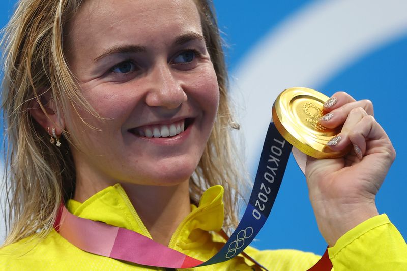 &copy; Reuters.  Jul 26, 2021. 
Foto del lunes de la australiana Ariarne Titmus con su medalla de oro tras ganar la final de los 400 mts estilo libre. 
 REUTERS/Kai Pfaffenbach