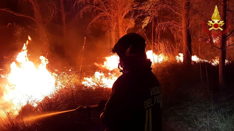 &copy; Reuters. Un bombero lucha contra las llamas después de que se produjera un incendio forestal cerca del pueblo siciliano de Erice, Italia, 26 de julio de 2021. REUTERS/Vigili del Fuoco