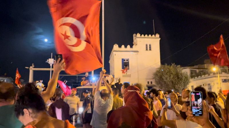 &copy; Reuters. Proteste a La Marsa, vicino Tunisi dopo che presidente ha sospeso il Parlamento in Tunisia, 26 luglio 2021.  Layli Foroudi/via REUTERS 