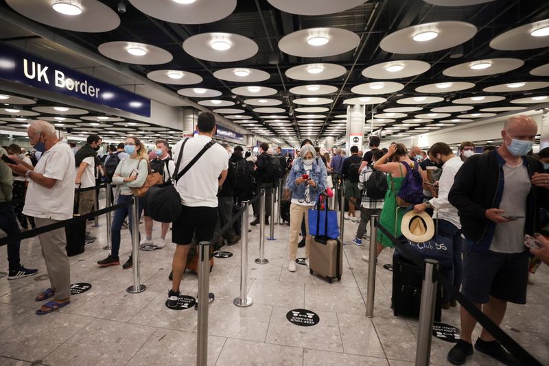 &copy; Reuters. مسافرون يضعون كمامات في مطار هيثرو في لندن بصورة من أرشيف رويترز.