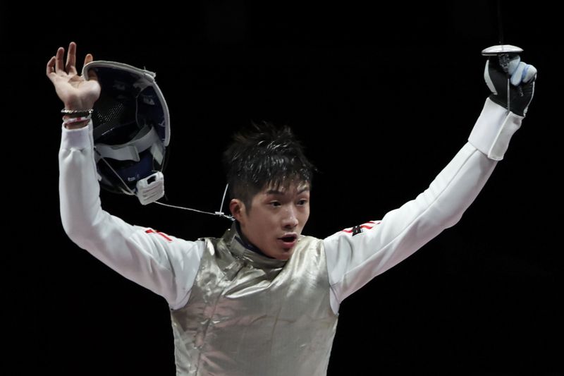 &copy; Reuters. تشيونغ كا لونغ من هونج كونج يحتفل بفوزه بذهبية فردي سلاح الشيش للرجال في منافسات المبارزة بدورة الألعاب الأولمبية الصيفية في طوكيو يوم الاث