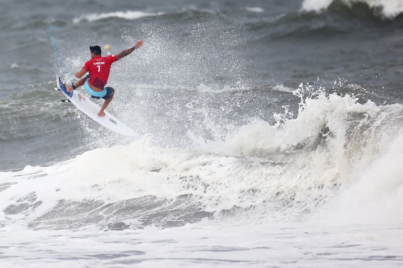 &copy; Reuters. Jul 26, 2021. 
Foto del lunes ilustrativa del brasileño Italo Ferreira en acción en una de las competencias de surf de los Juegos de Tokio. 
REUTERS/Lisi Niesner