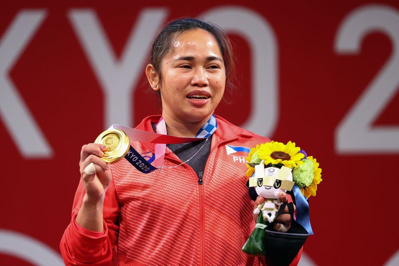 &copy; Reuters. الرباعة الفلبينية هيديلي دياز بعد فوزها بالميدالية الذهبية في وزن 55 كيلوجراما في منافسات رفع الأثقال للسيدات في ألعاب طوكيو يوم الاثنين. تص