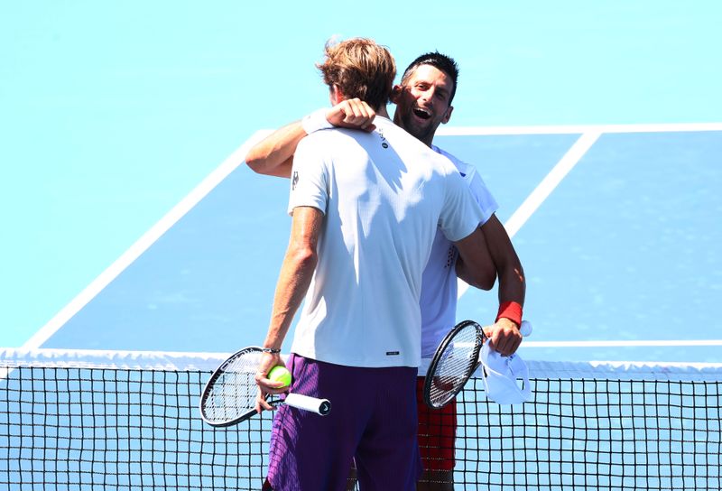 &copy; Reuters. Jul 22, 2021 
Foto de archivo de Novak Djokovic abrazando al alemán Alexander Zverev en un entrenamiento previo al inicio del torneo de tenis de los Juegos de Tokio. 
REUTERS/Mike Segar
