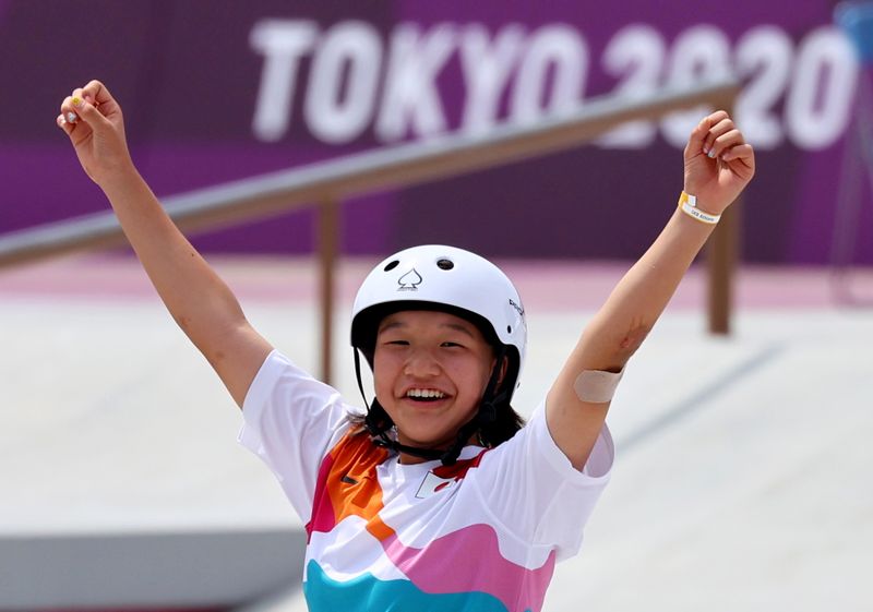 &copy; Reuters. Japonesa Momiji Nishiya comemora conquista da medalha de ouro no skate street durante a Olimpíada Tóquio 2020 
26/07/2021 REUTERS/Lucy Nicholson