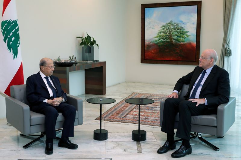 © Reuters. ميقاتي (إلى اليمين) خلال اجتماع مع الرئيس اللبناني ميشال عون بالقصر الرئاسي في بعبدا يوم الاثنين. صورة لرويترز.