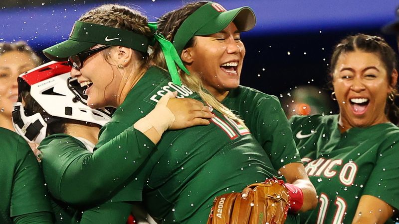 &copy; Reuters.  Jul 25, 2021. 
Foto del domingo de las jugadoras de la selección mexicana de sóftbol celebrando tras vencer a Italia. 
REUTERS/Jorge Silva
