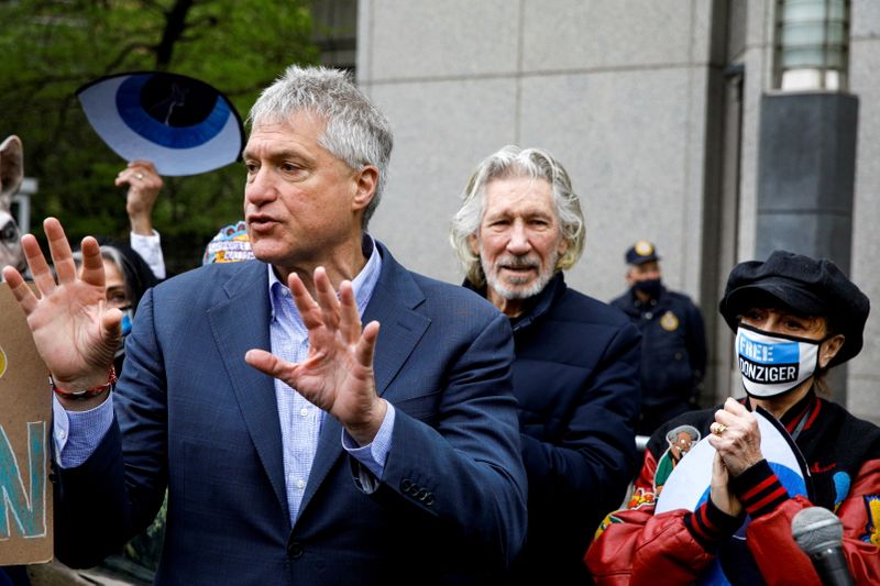 &copy; Reuters. FILE PHOTO: Attorney Steven Donziger, who won a multi-billion dollar judgment against Chevron on behalf of Ecuadorian villagers, speaks to supporters with Singer Roger Waters and actor Susan Sarandon, as he arrives for his criminal contempt trail at the M
