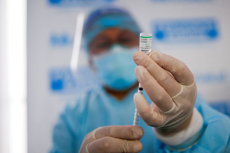 &copy; Reuters. Profissional de saúde prepara dose da vacina da Sinopharm contra Covid-19, em Lima, Peru
09/02/2021
REUTERS/Sebastian Castaneda
