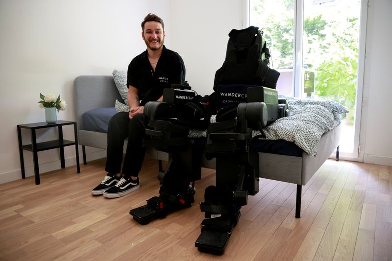 &copy; Reuters. Kevin Piette posa junto a un exoesqueleto robot creado por la empresa francesa Wandercraft para ayudar a los pacientes en silla de ruedas a aprender o reaprender a caminar, durante una entrevista con Reuters en Asnieres-sur-Seine, Francia. 22 de julio de 