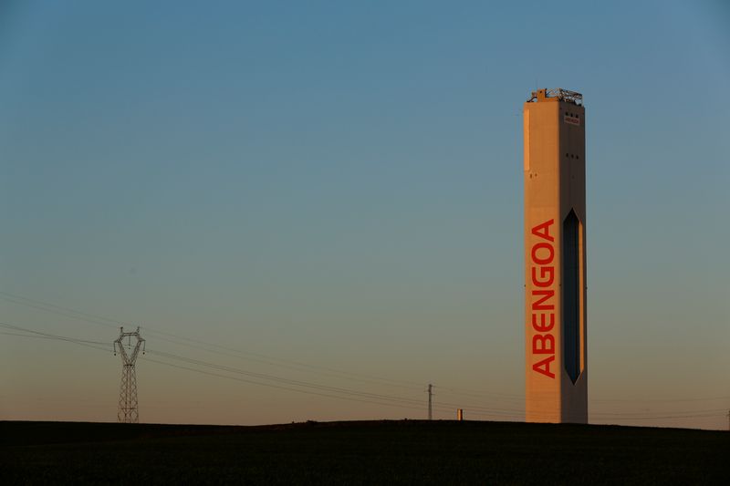 &copy; Reuters. FOTO DE ARCHIVO: Una torre de la planta solar de Abengoa en el parque solar "Solúcar" en Sanlúcar la Mayor, sur de España, 10 de marzo de 2016. REUTERS/Marcelo del Pozo