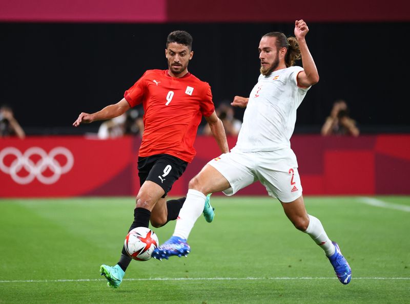 &copy; Reuters. FOTO DE ARCHIVO: Juegos Olímpicos de Tokio 2020 - Fútbol - Masculino - Grupo C - Egipto-España - Sapporo Dome, Sapporo, Japón - 22 de julio de 2021. El español Óscar Mingueza, de España, en acción con Taher Mohamed, de Egipto. REUTERS/Kim Hong-Ji